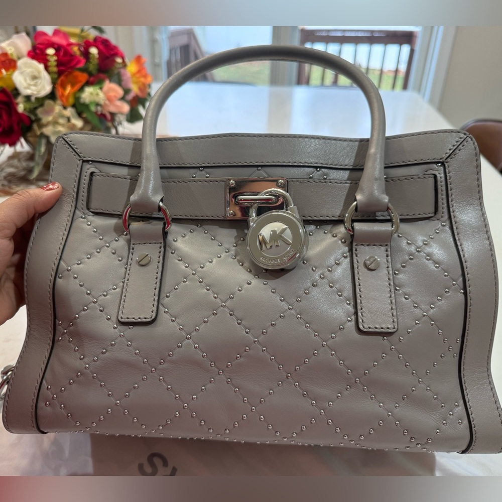 MK shoulder bag in gray used in good condition
